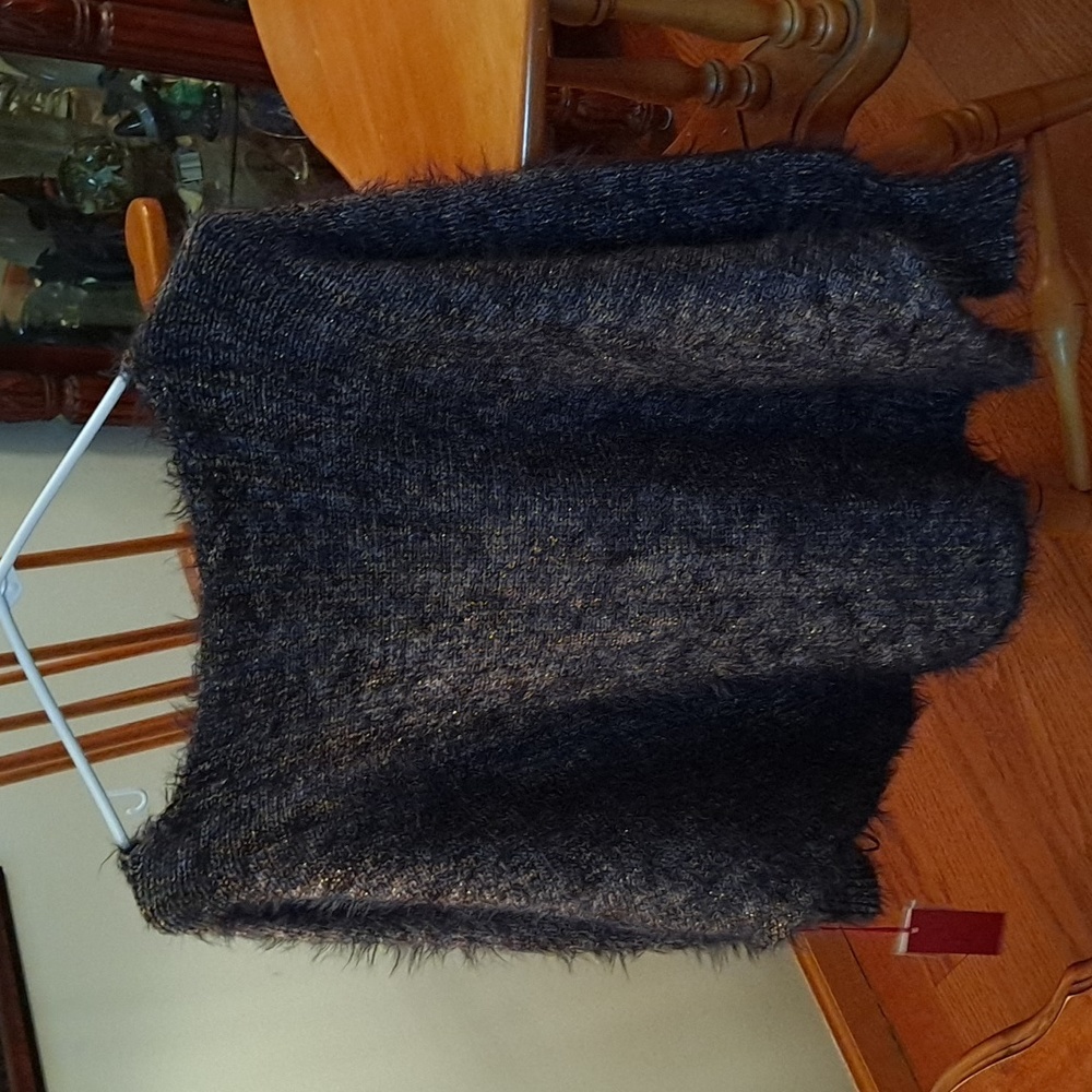 Woman's Sweator - Picture 2 of 4